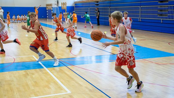 Igralec U12 KK Jesenice vodi žogo