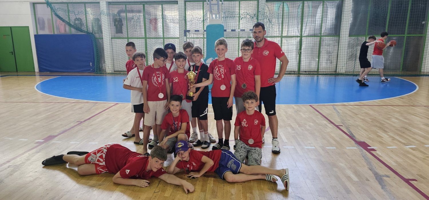 Mladi košarkarji KK Jesenice s pokalom in trenerjem