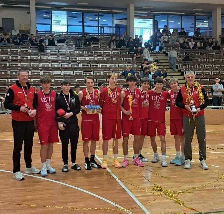 Ekipa KK Jesenice s pokalom in medaljami