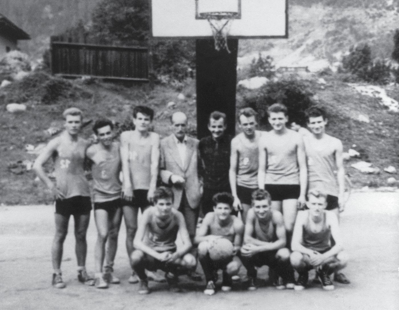 Prva jeseniška članska ekipa leta 1954 pred košem na zunanjem igrišču
