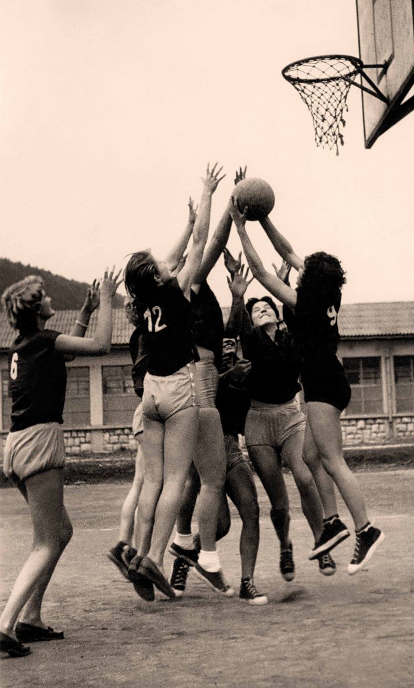 Jeseniške košarkarice v skoku za žogo pod košem, maj 1958