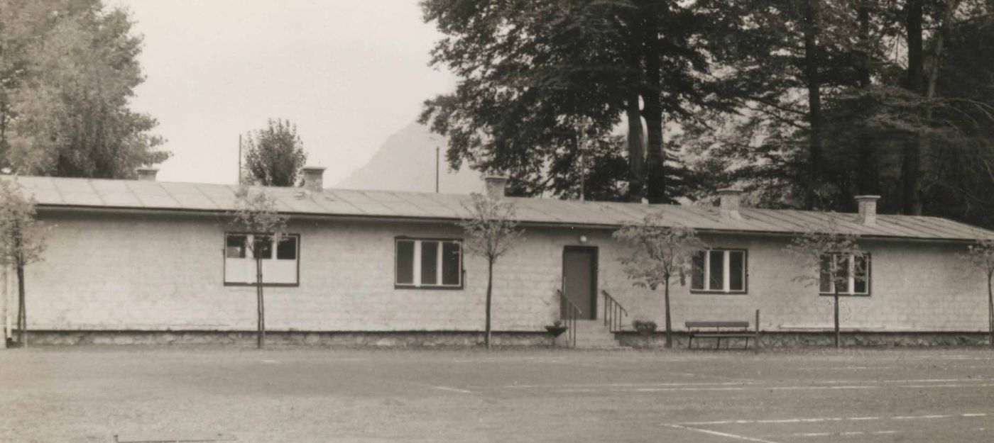 Pritlična klubska hišica ob igrišču leta 1960
