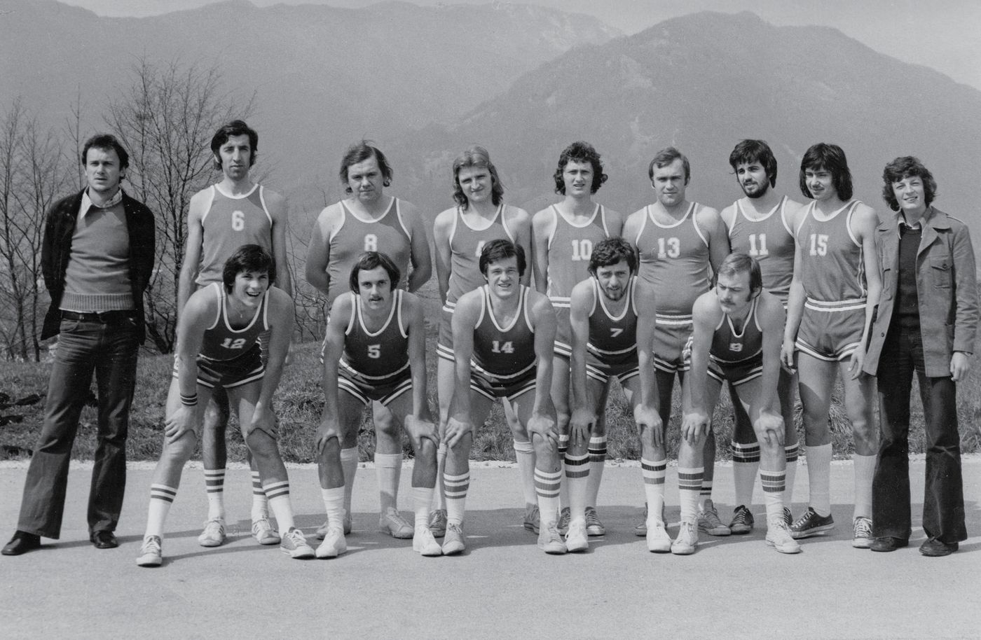 Članska ekipa KK Jesenice leta 1975 na gostovanju v Tolminu