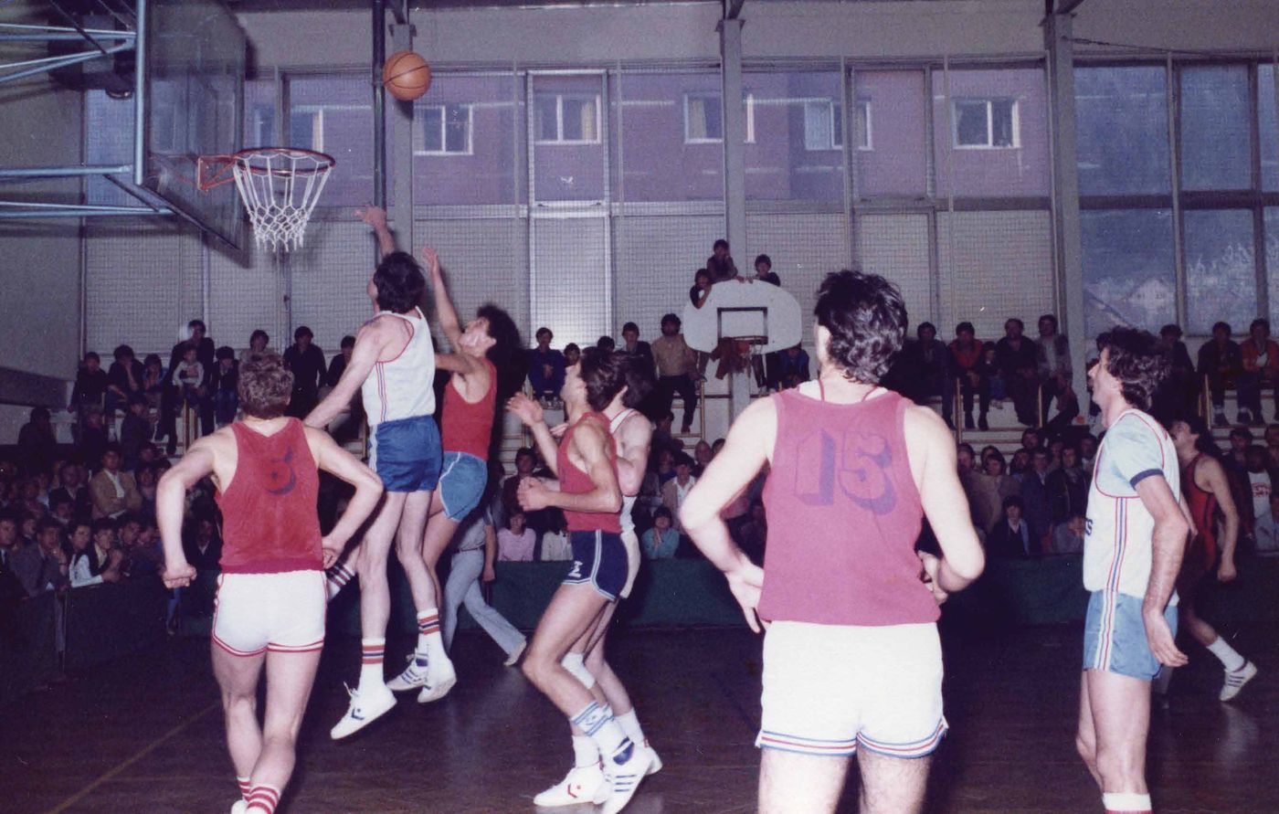 Dražen Petrović meče na koš na tekmi na Jesenicah maja 1983