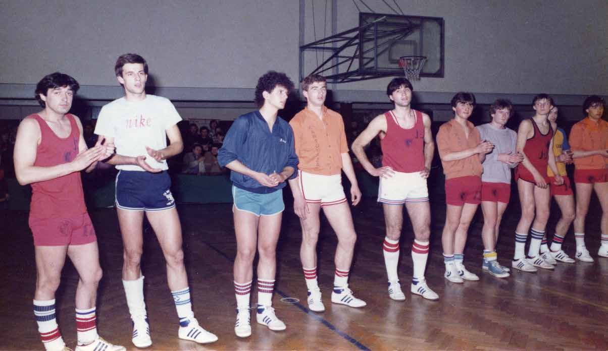 Jeseniška ekipa z Draženom Petrovićem pred tekmo z jugoslovansko reprezentanco