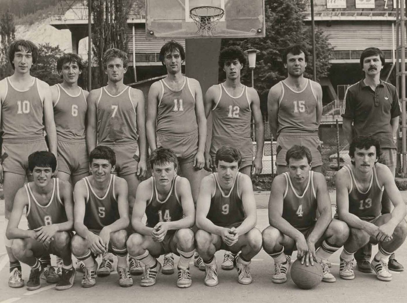 Člani KK Jesenice leta 1985 s trenerjem Luštkom