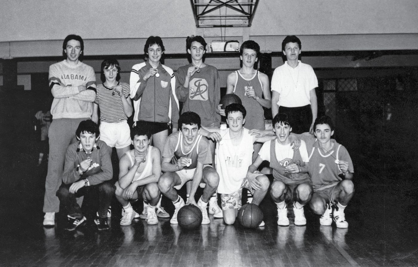 Pionirska ekipa Jesenic februarja 1989, med njimi Saša Dončić