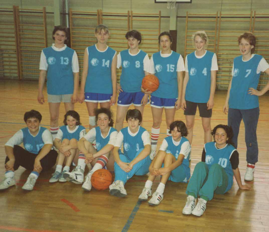 Članice Košarkarskega kluba Jesenice v modrih dresih leta 1990