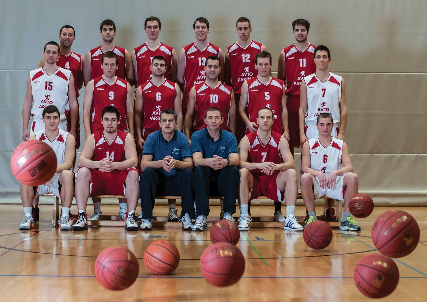 Članska ekipa KK Jesenice leta 2013 v rdeče-belih dresih
