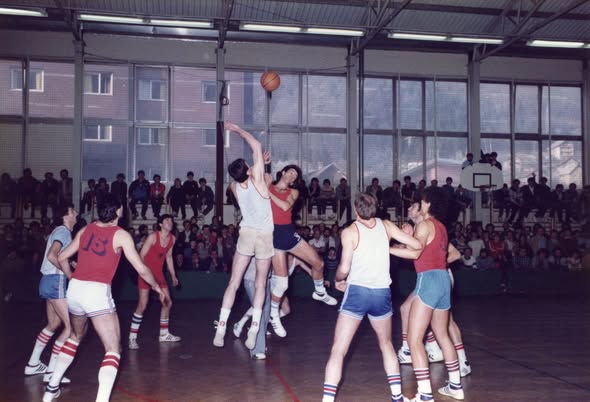 Nekaj z naše bogate zgodovine — 2. del: Od peščenih igrišč do dvorane na Vorancu