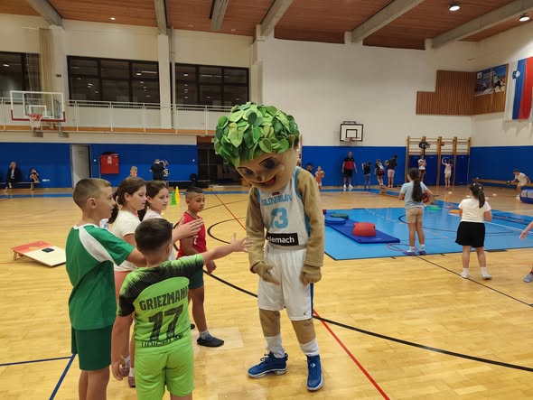Igriva košarka z Lipkotom na jeseniških šolah